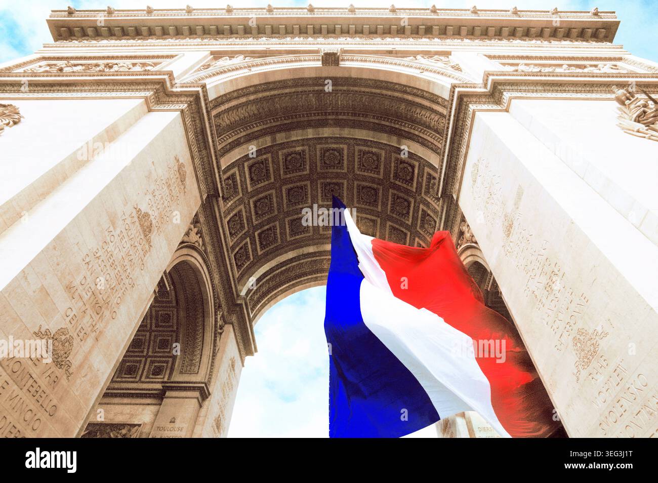 L'Arc de Triumphe e la bandiera francese (Tricolor) si chiudono a Parigi in Francia. Attrazione turistica. Icona culturale francese sull'Etoile, Place Charles de Gaulle. Foto Stock