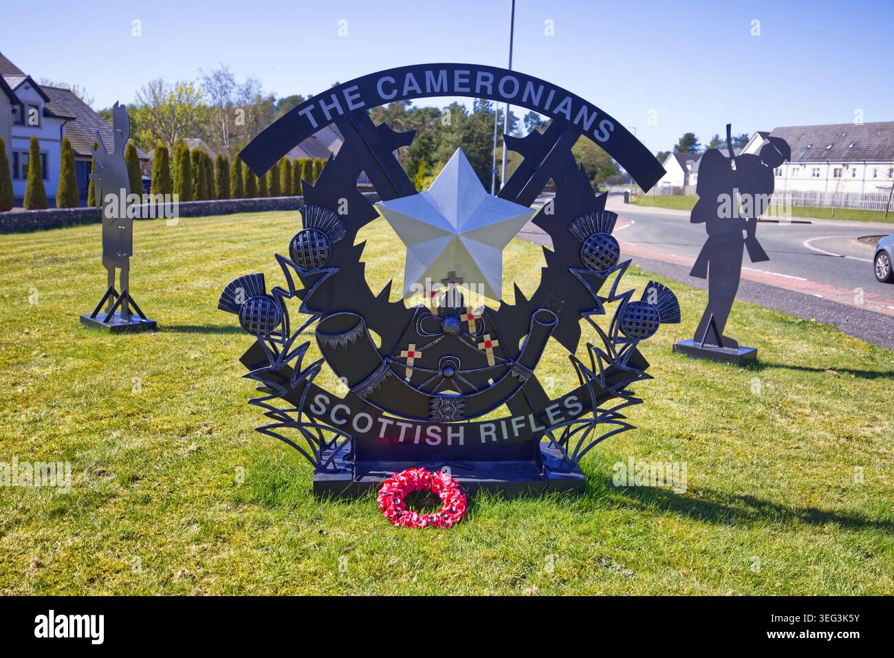 La scultura Cameronian Roundabout su Hyndford Road, Lanark, Scozia, presenta il distintivo del berretto e le sagome dei soldati dei Cameronians Scottish Rifles Foto Stock