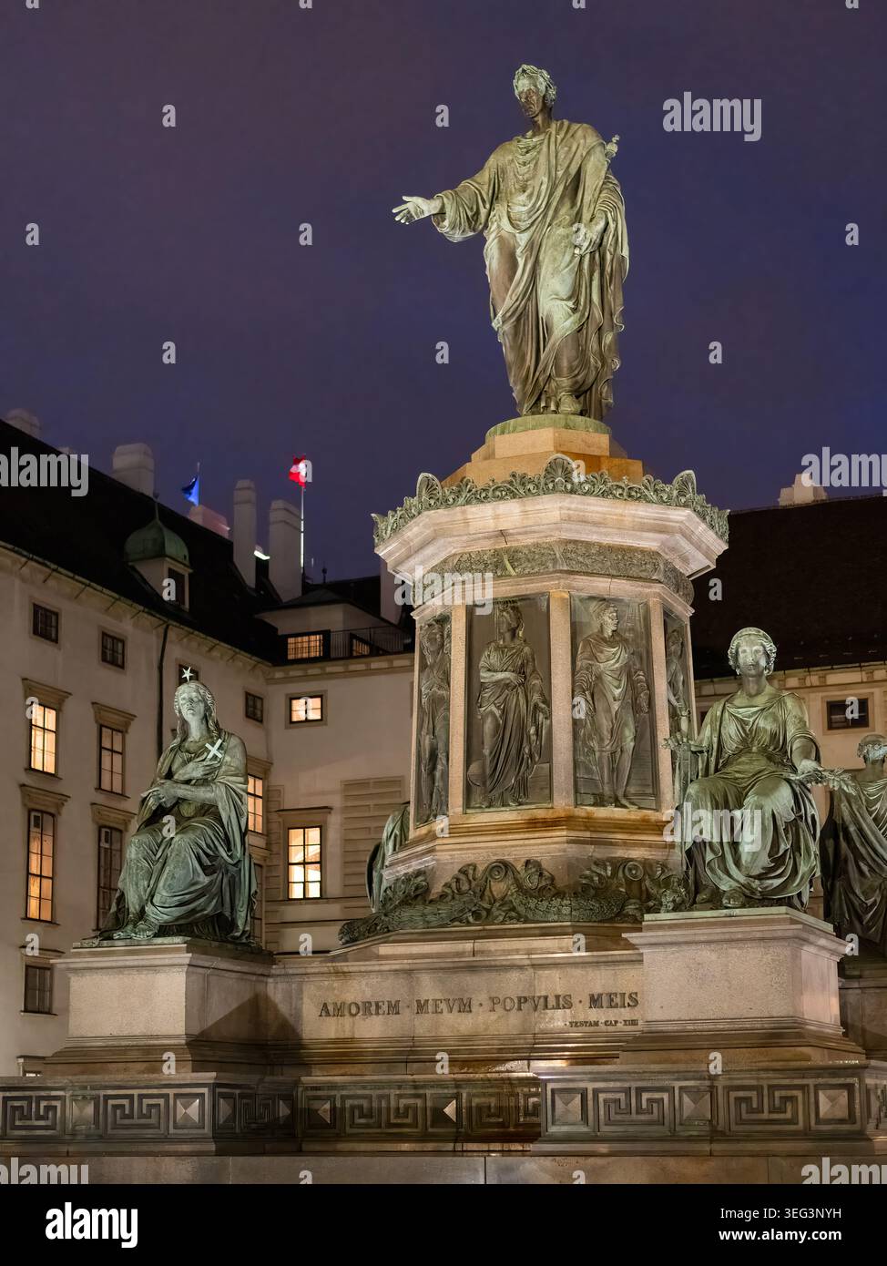 Vienna, Austria - 3 dicembre 2019: Monumento in bronzo illuminato dell'imperatore Francesco con figure allegoriche sedute e motto latino Amorem Meum Populis Foto Stock