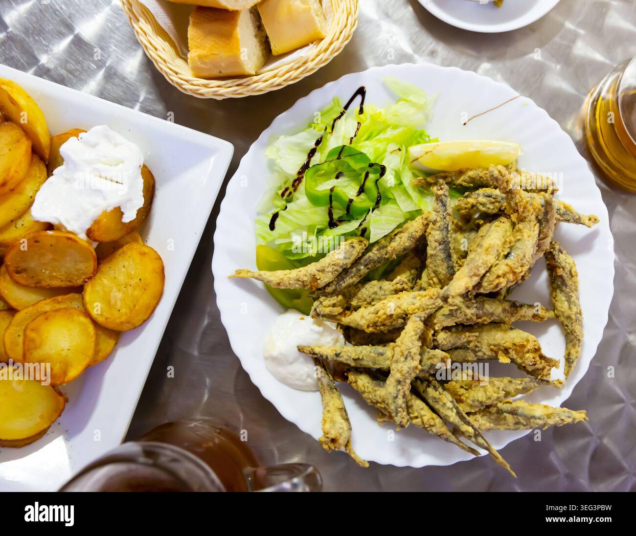 Boquerones fritos, acciughe fritte con salsa Foto Stock