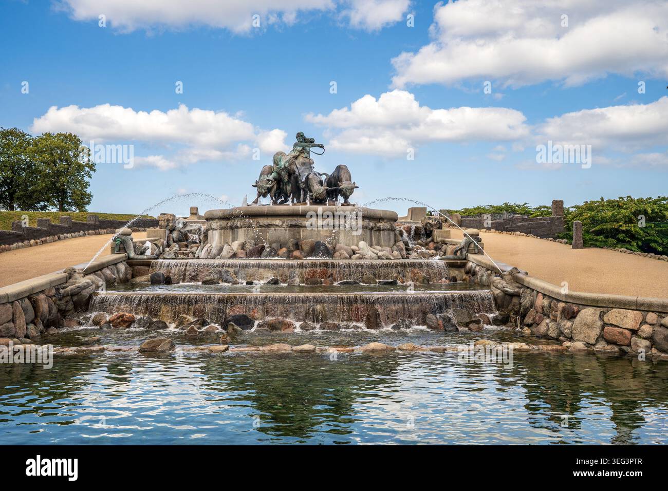 La fontana Gefion di Copenaghen mostra la dea norrena che guida quattro buoi. L'acqua scorre su tre livelli di rocce e cascate artificiali in un cl Foto Stock