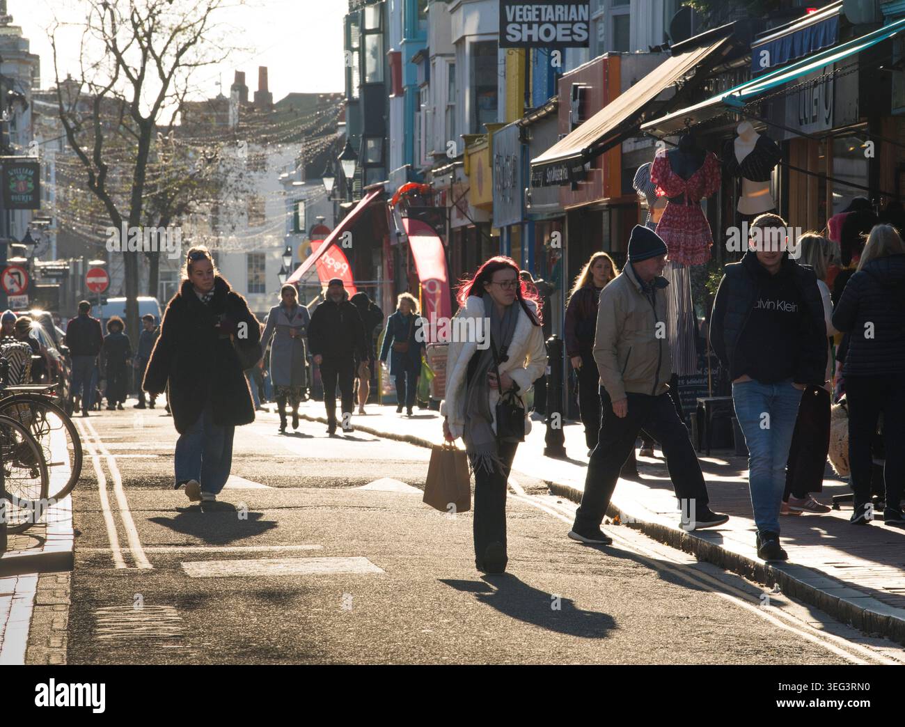 Pedoni che camminano per la strada, Sydney Street, North Laine, Brighton Inghilterra, Regno Unito. Il North Laine è una popolare area commerciale con una miriade di negozi e aziende indipendenti. Foto Stock