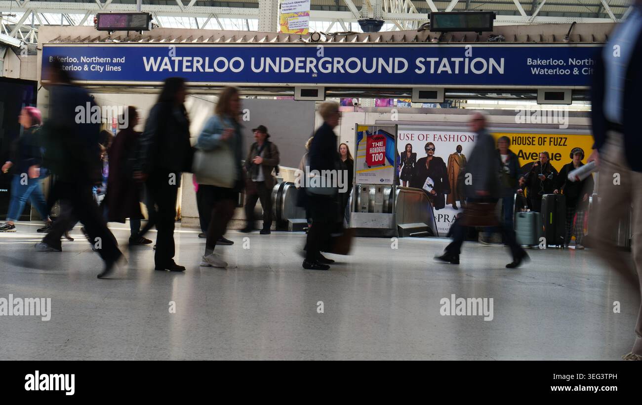 I pendolari passano davanti all'ingresso della stazione della metropolitana di Waterloo presso la stazione ferroviaria di Waterloo Foto Stock