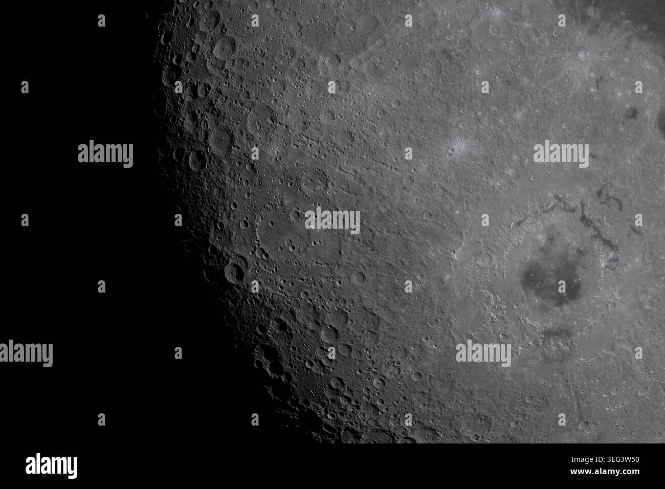 Durante la loro osservazione del sorvolo lunare, l'equipaggio dell'Artemis II catturò questa immagine che mostra gli anelli del bacino Orientale, uno dei più giovani e meglio conservati grandi crateri della Luna. Questi anelli concentrici offrono agli scienziati una finestra su come gli impatti massicci modellano le superfici planetarie, aiutando a perfezionare i modelli di formazione dei crateri e la storia geologica della Luna. Alla posizione ore 10 del bacino Orientale, sono visibili i due crateri più piccoli - Integrity e Carroll. 6 aprile 2026La versione ottimizzata ad alta risoluzione di un'immagine originale della NASA: Credit: NASA Foto Stock