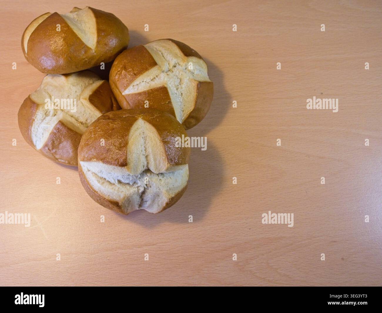 Pane e panini ancora caldi sul tavolo. Foto Stock