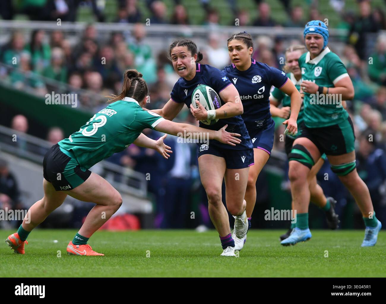 Dublino, Irlanda. 17 maggio 2026. Rhona Lloyd tenta di eludere un tackle di Niamh Gallagher durante il Guinness Women's Six Nations Round 5 match tra Irlanda e Scozia all'Aviva Stadium di Dublino, Irlanda Foto Stock