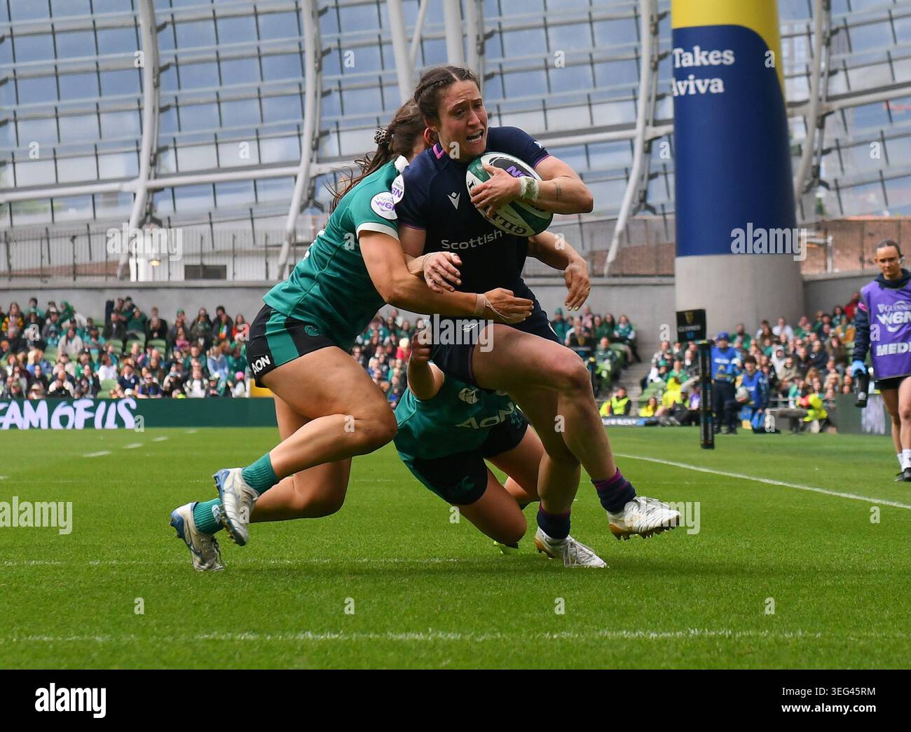 Dublino, Irlanda. 17 maggio 2026. Rhona Lloyd di Scozia tenta di saltare da un tackle dell'irlandese Vicky Elmes Kinlan durante la Guinness Women's Six Nations Round 5 match tra Irlanda e Scozia all'Aviva Stadium di Dublino, Irlanda Credit: Don Soules/Alamy Live News Foto Stock