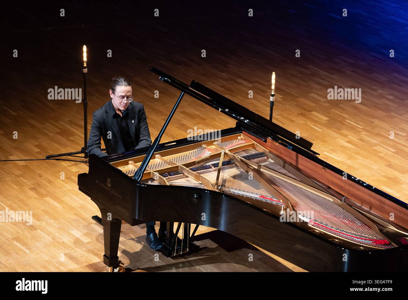 Yehuda Prokopowicz esegue un recital solista presso l'European Krzysztof Penderecki Music Centre di Lusławice, 12 aprile 2026. Foto Stock