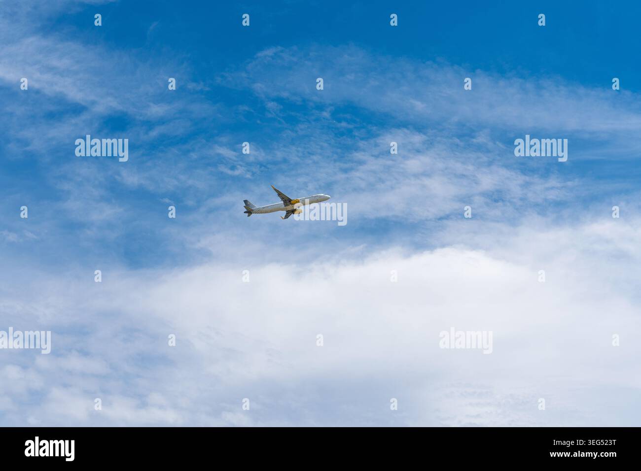 Parigi, Francia, 25.07.2024 - aereo che vola nel cielo blu con nuvole sull'aeroporto di Parigi Orly, Francia Foto Stock