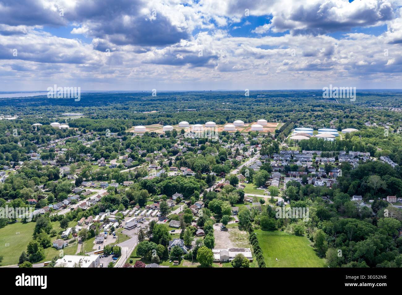 Una fotografia aerea del complesso atletico della Neumann University di Aston, Delaware County, Pennsylvania, che mostra un tappeto erboso blu brillante Foto Stock