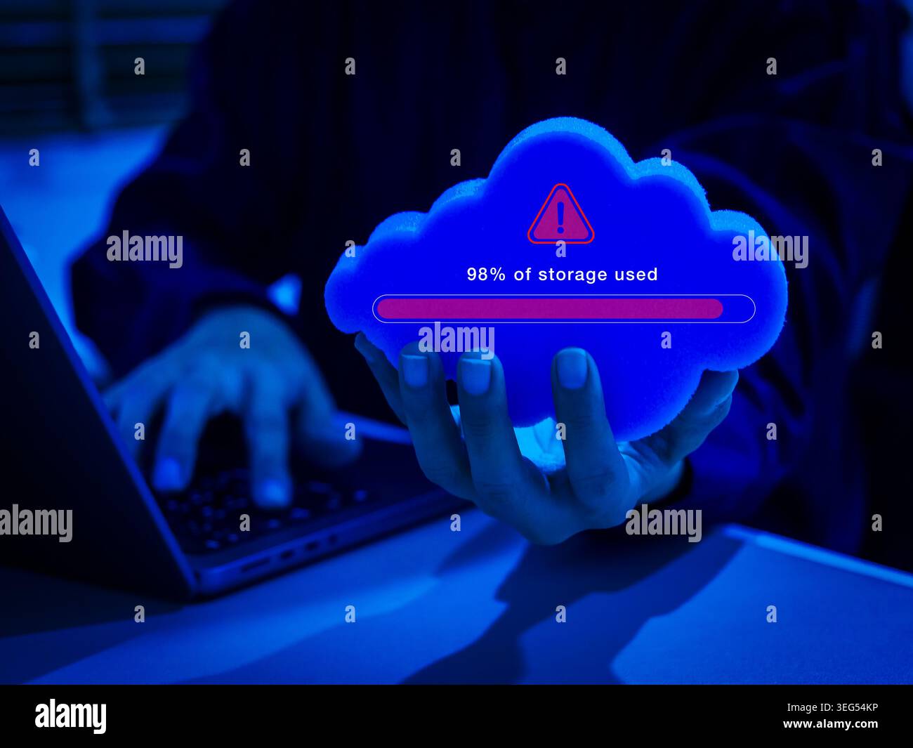 Concetto completo di archiviazione su cloud con icona di avviso rossa e barra di avanzamento che mostra il problema di capacità dei dati, il sovraccarico del server di persona. Limite di archiviazione del sistema Foto Stock