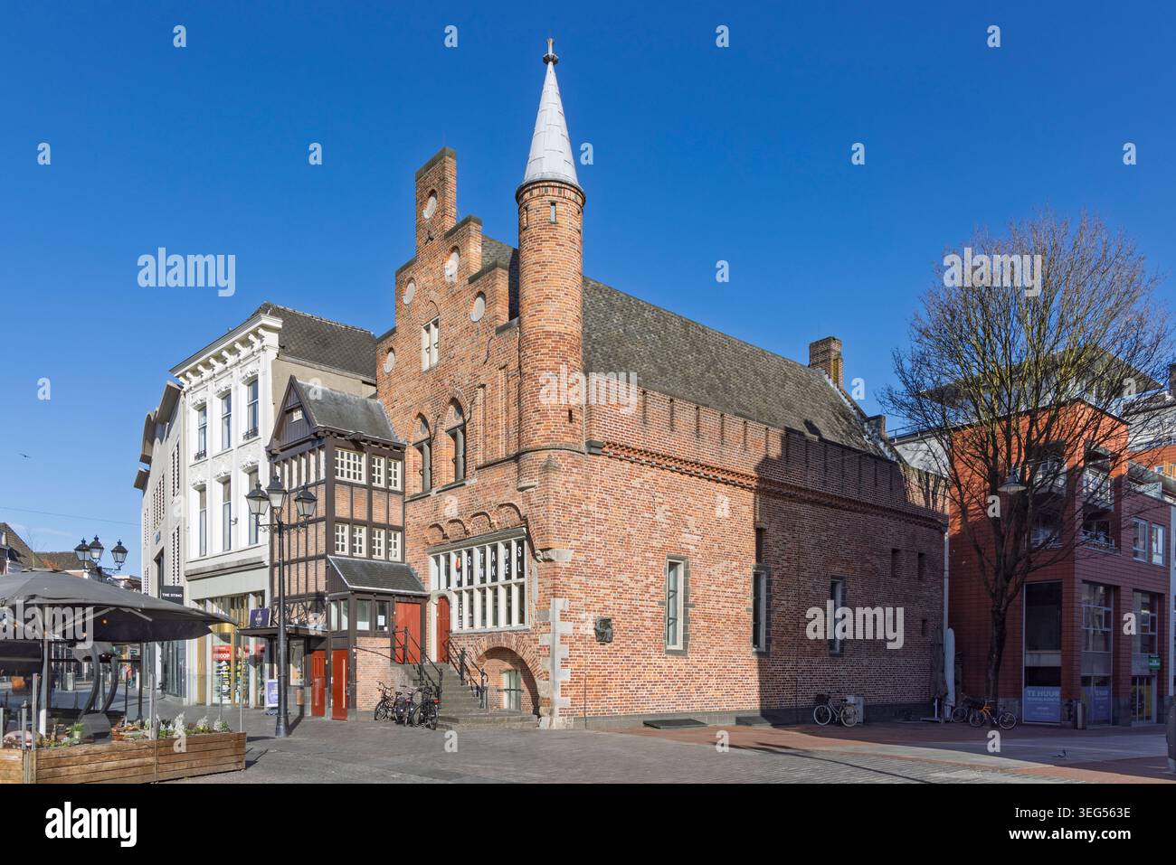 S-Hertogenbosch, Paesi Bassi - 1 marzo 2026 - l'iconico edificio medievale in mattoni rossi De Moriaan, conosciuto come la più antica casa in mattoni dei Paesi Bassi, Foto Stock