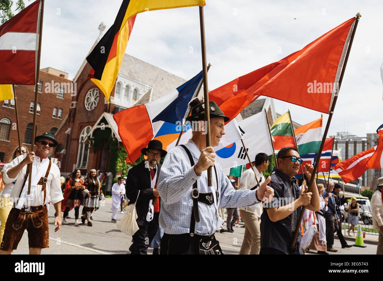 Sfilata internazionale di gruppi che portano bandiere durante l'Indy 500 Festival Parade il 27 maggio 2023 nel centro di Indianapolis. Foto Stock