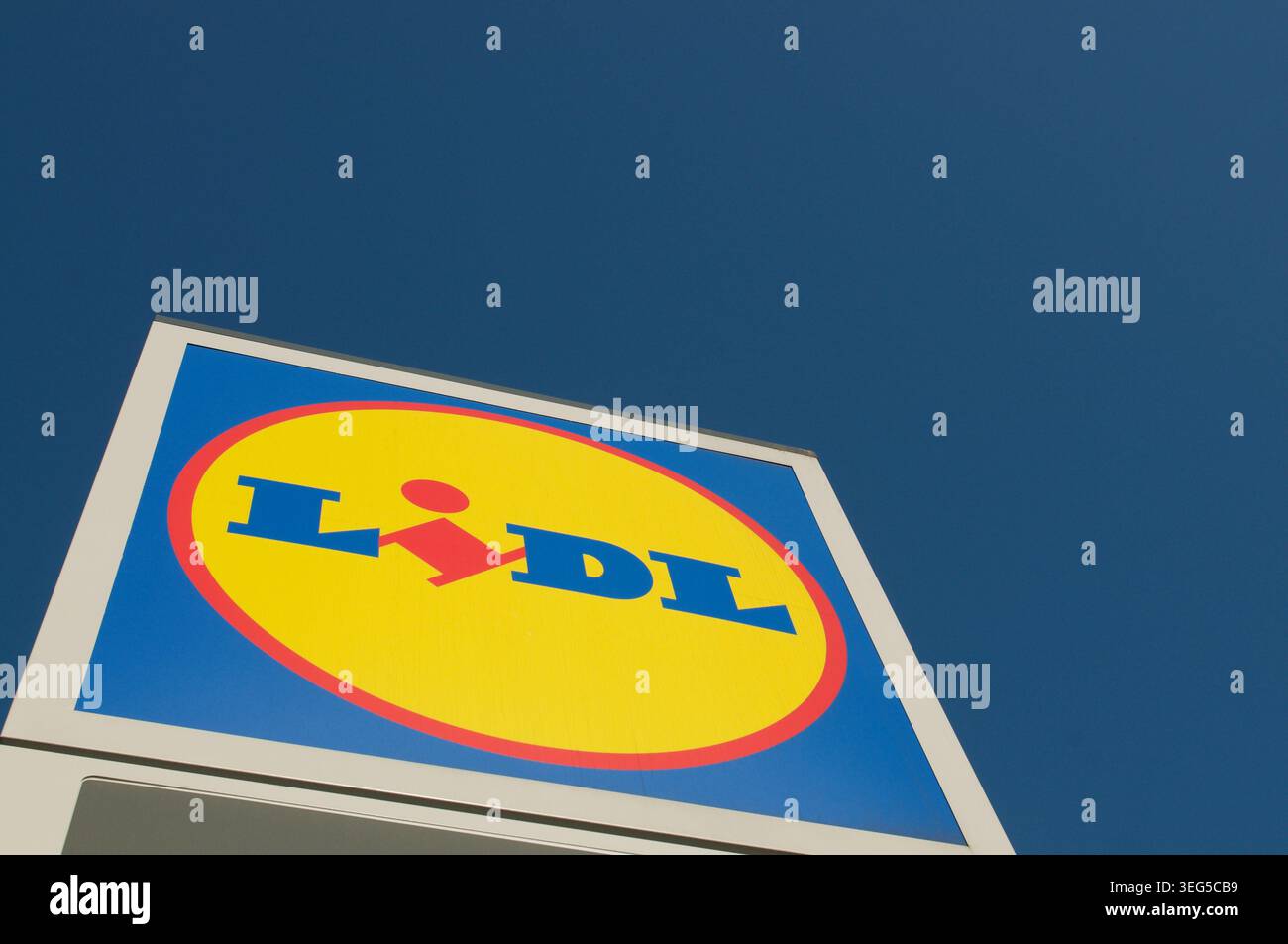 Lugano, Ticino, Svizzera - 13 maggio 2026: Basso angelo di Lidl, cartellone sconto supermercato all'esterno dell'edificio a Lugano Foto Stock