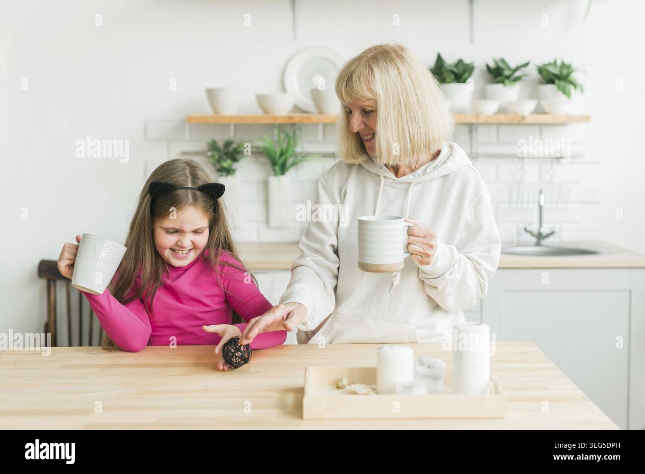Nonna e nipote divertirsi insieme a casa. Concetto di generazione e famiglia Foto Stock