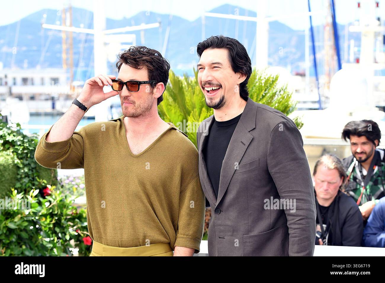 Miles Teller e Adam driver hanno posato durante la photocall di „Paper Tiger“ al 79° Festival annuale di Cannes al Palais des Festivals il 17 maggio 2026 a Cannes, Francia Foto Stock