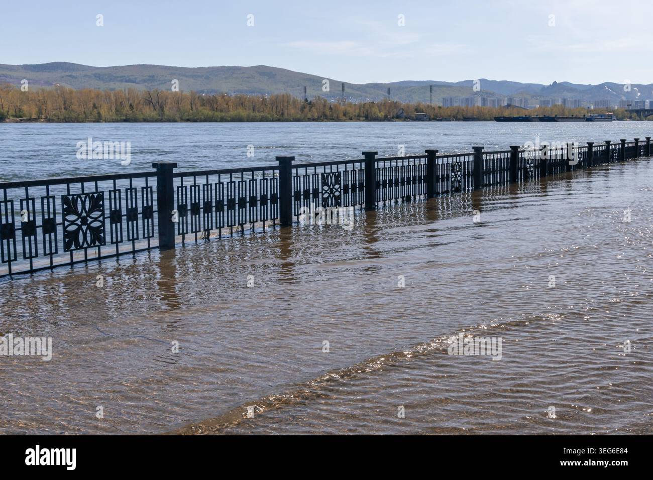 Terrapieno allagato e infrastrutture sommerse lungo il fiume durante l'alta sorgente e l'overflow stagionale del fiume. L'innalzamento del livello dell'acqua ha allagato l'acqua urbana Foto Stock