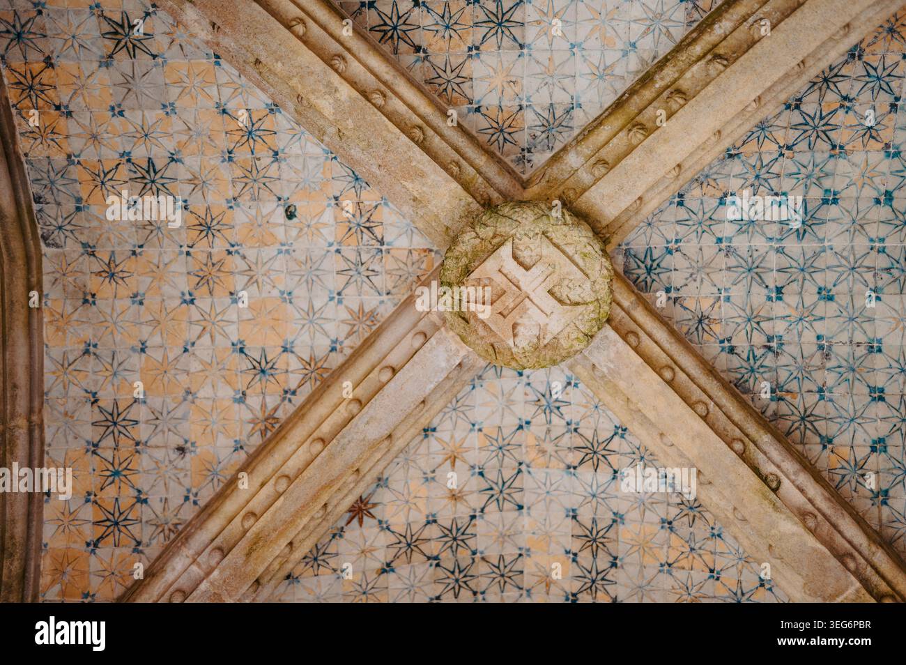 Soffitto a volta in pietra gotica con colorato azulejo al Palácio da pena Foto Stock