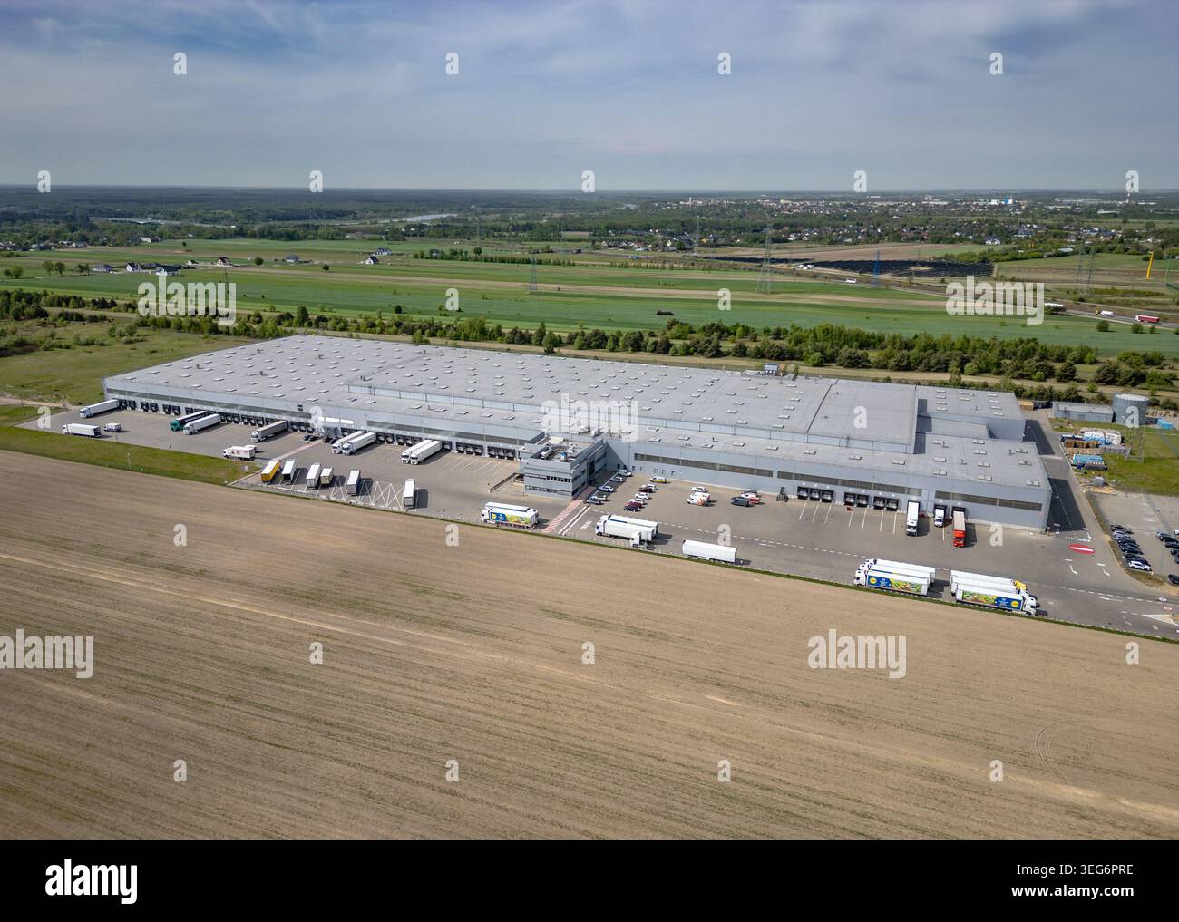 Turzyn, Polonia - 11 maggio 2026: Veduta aerea del centro di distribuzione Lidl nel villaggio di Turzyn vicino a Wyszkow Foto Stock