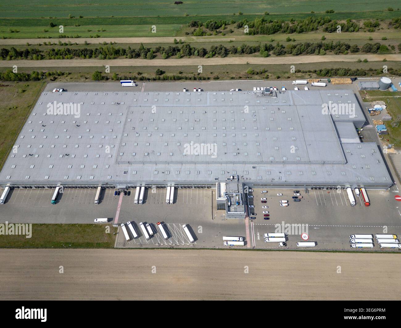 Turzyn, Polonia - 11 maggio 2026: Vista dal drone del centro di distribuzione Lidl nel villaggio di Turzyn vicino a Wyszkow Foto Stock