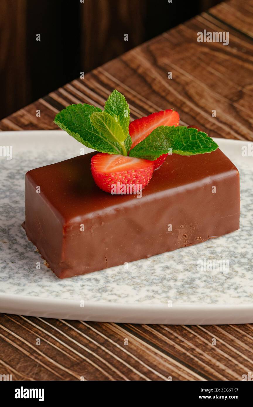 Mousse al cioccolato con fragole e guarnizione alla menta Foto Stock