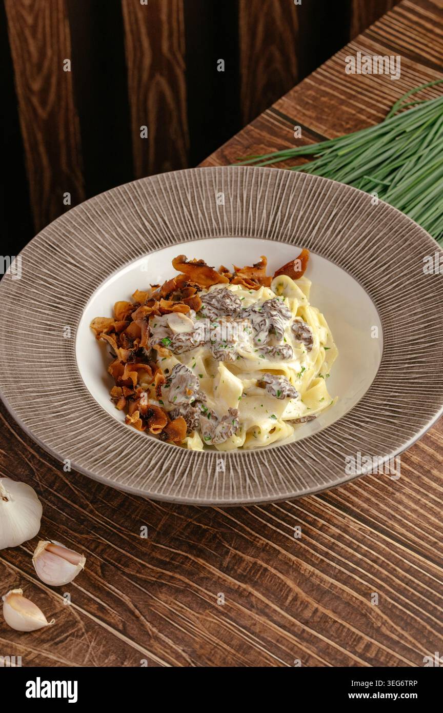 Fettuccine gourmet con cremosi funghi morel Foto Stock