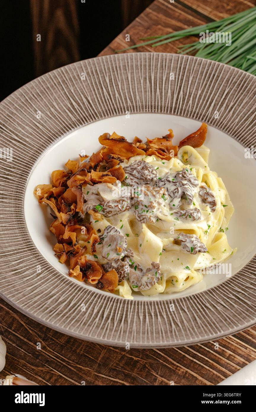 Tagliatelle con funghi morel in salsa panna Foto Stock