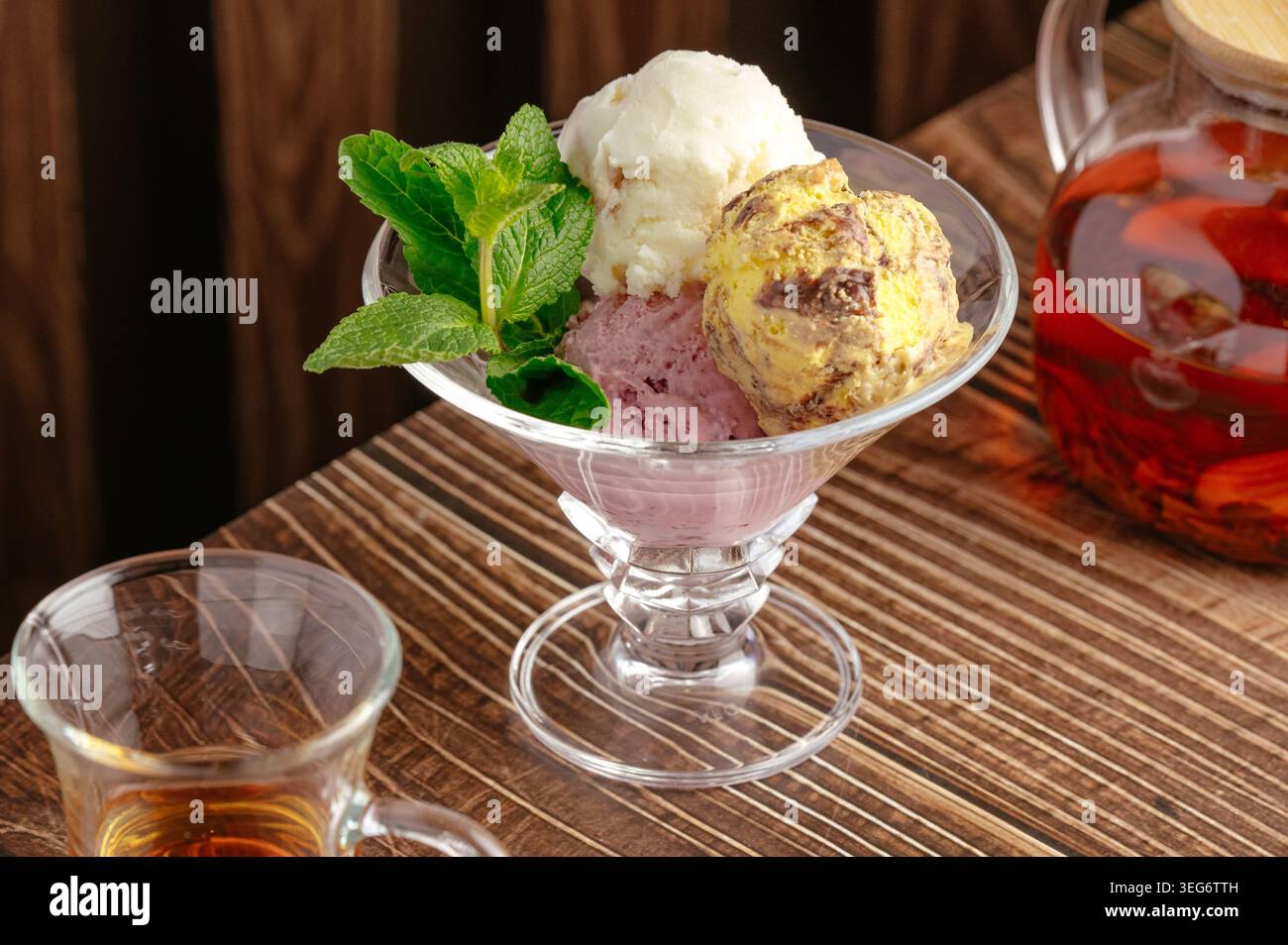 Gelato assortito con menta in un piatto di vetro Foto Stock