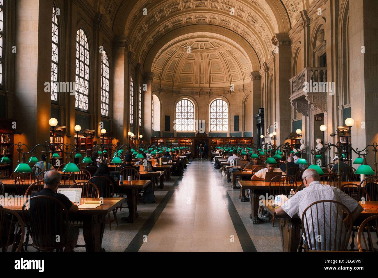 Atmosfera tranquilla all'interno della sala lettura della Boston Public Library Foto Stock