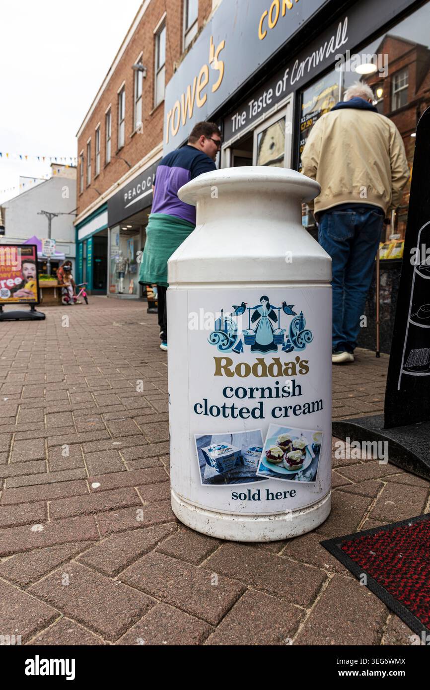 Newquay, Cornovaglia, Regno Unito, Inghilterra, Decorative Rodda's Cornish Clot Cream Churn esposto su una strada lastricata di mattoni fuori Rowe's Cornish Bakers Newquay Foto Stock