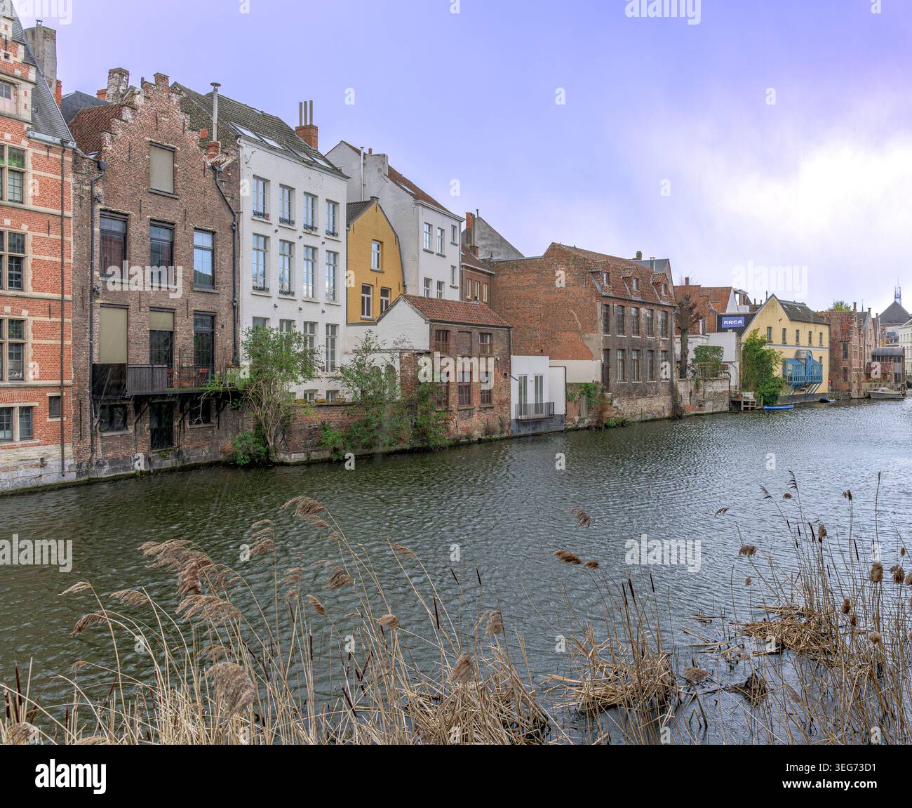 Splendido mix di vecchi edifici in stile fiammingo fiancheggiano il fiume Lieve a Gand, Belgio. Girato dal ponte Hoofdbrug nel centro della città vecchia. Foto Stock