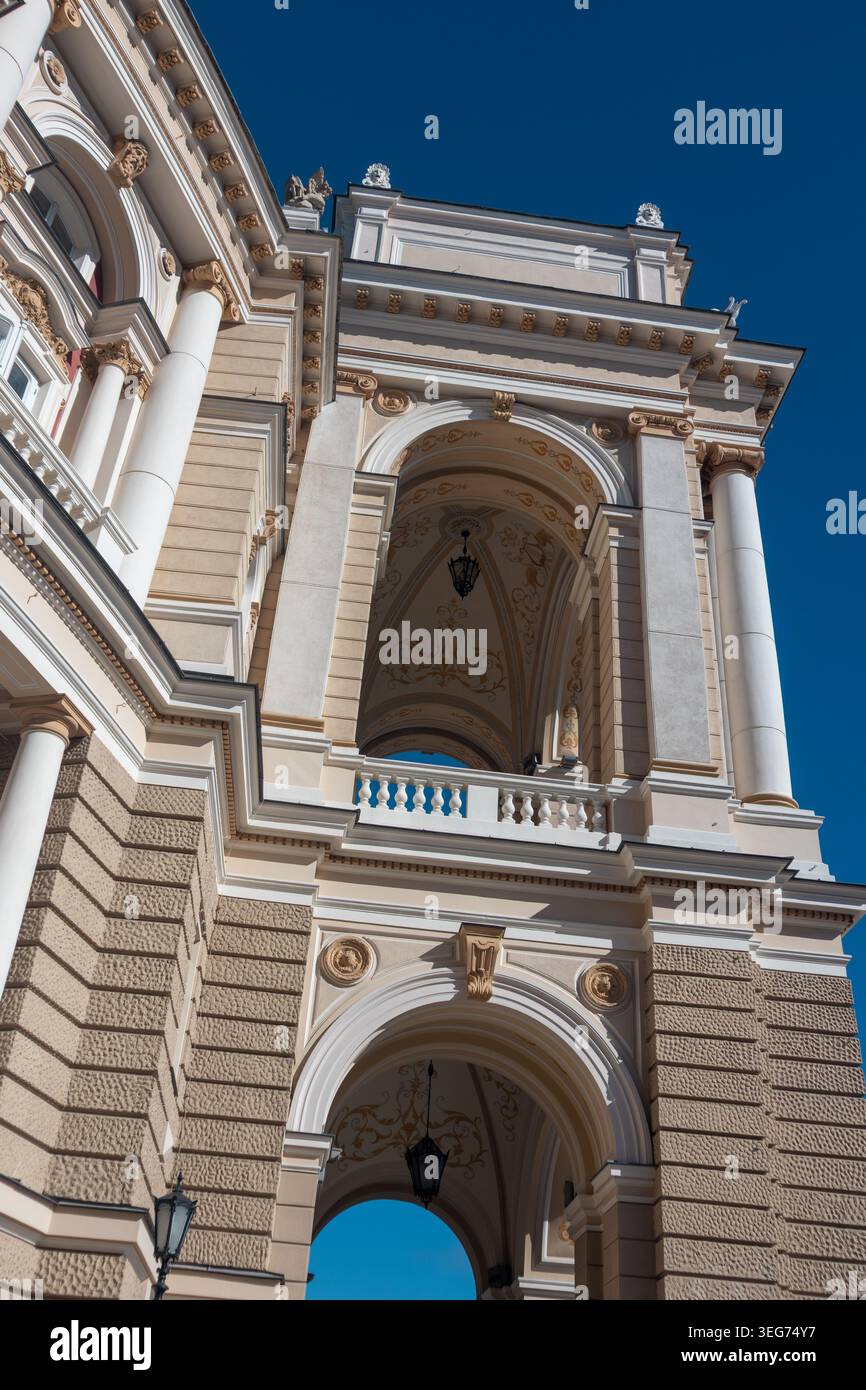 Classici dettagli architettonici europei sotto il cielo blu. Composizione verticale con grandi archi ed elementi decorativi Foto Stock
