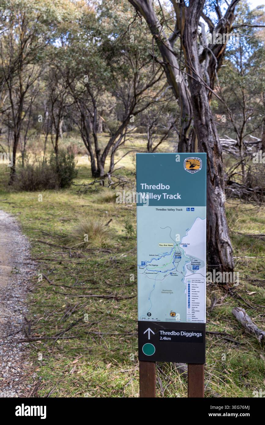 Parco nazionale di Kosciuszko, pista della valle di Thredbo e segnaletica dei parchi nazionali, nuovo Galles del Sud, Australia Foto Stock