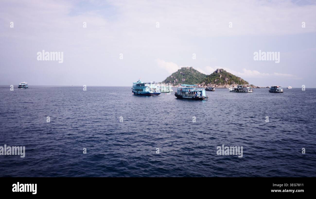 Barche per immersioni che attraccano vicino all'isola di koh nang yuan, popolare destinazione di viaggio thailandese Foto Stock