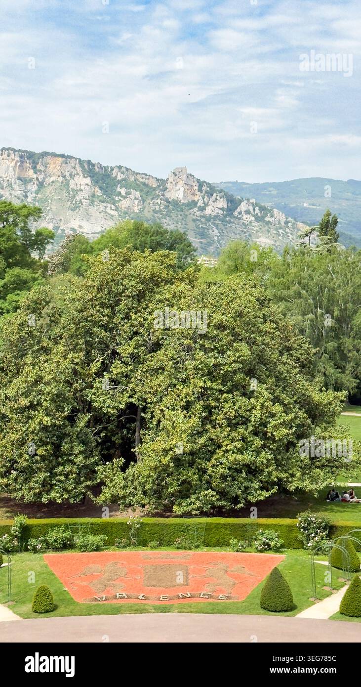Viste panoramiche dal Parc Jouvet a Valence, Francia, con giardini verdi, eleganti vialetti e viste panoramiche sul paesaggio circostante Foto Stock