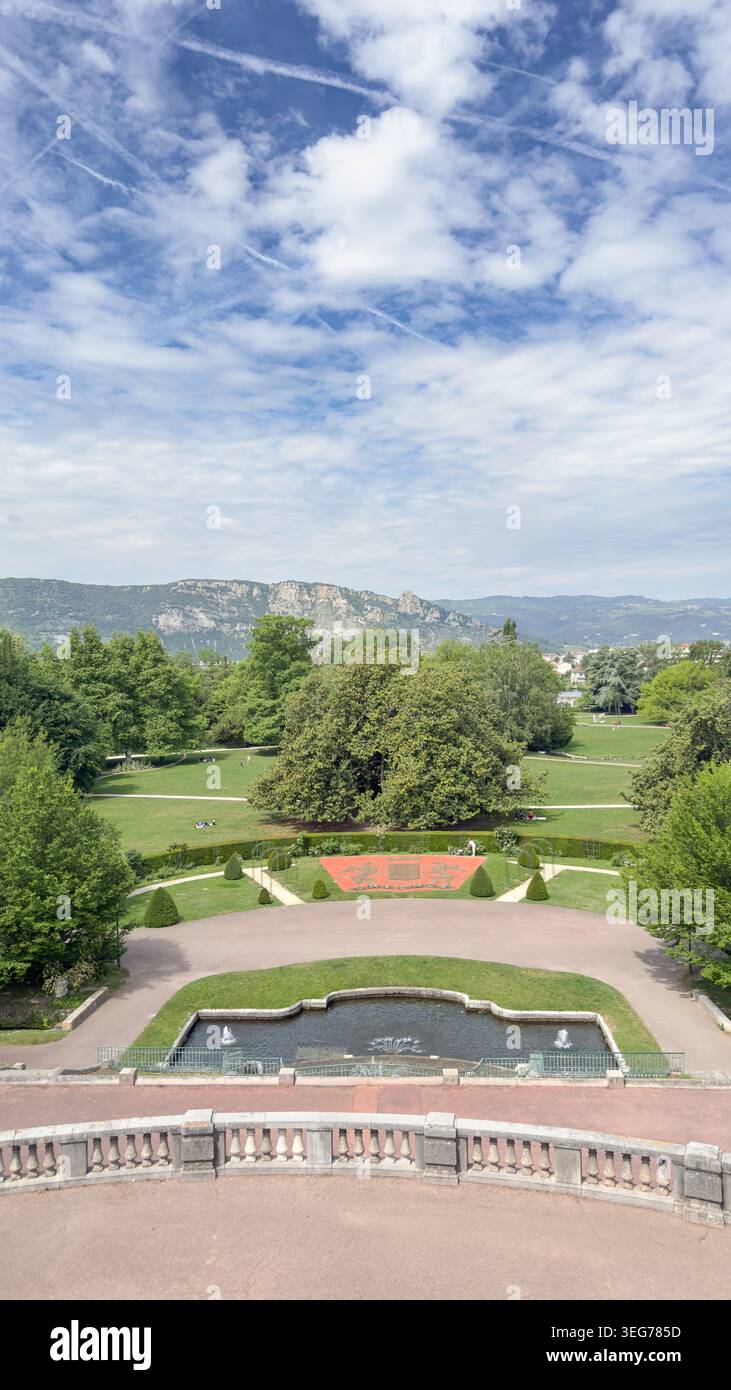 Viste panoramiche dal Parc Jouvet a Valence, Francia, con giardini verdi, eleganti vialetti e viste panoramiche sul paesaggio circostante Foto Stock