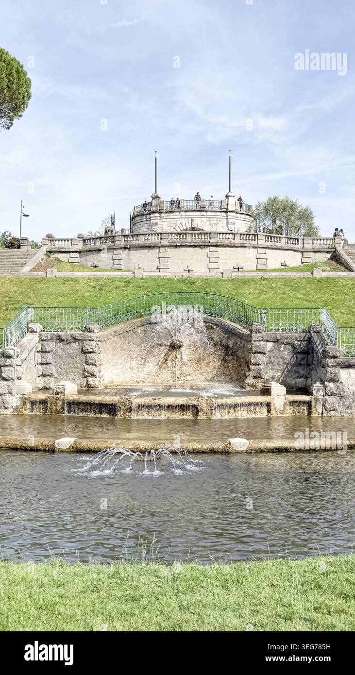 Viste panoramiche dal Parc Jouvet a Valence, Francia, con giardini verdi, eleganti vialetti e viste panoramiche sul paesaggio circostante Foto Stock