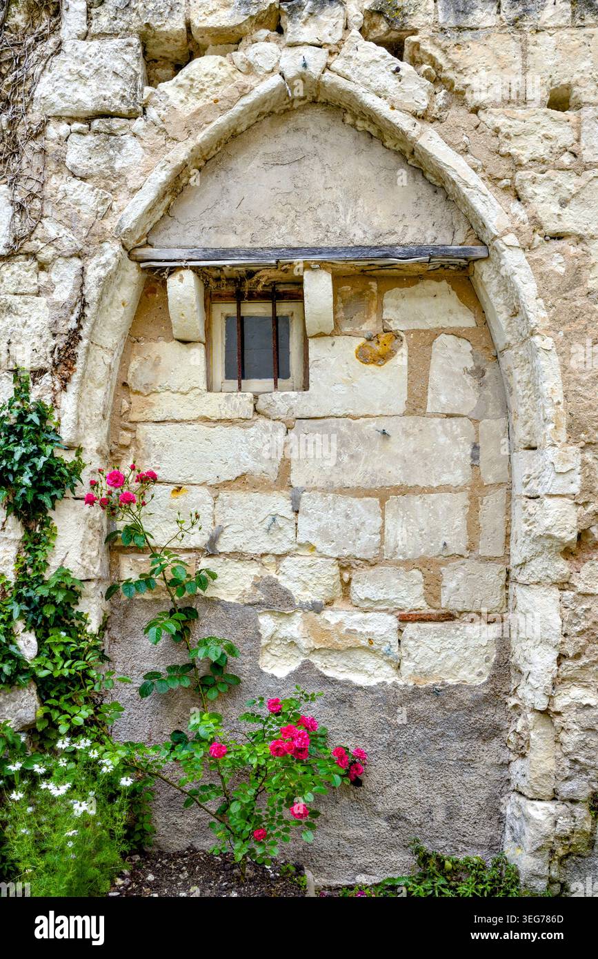 Arco medievale in pietra con piccola finestra moderna inserita - Beaulieu-les-Loches, Indre-et-Loire (37), Francia. Foto Stock