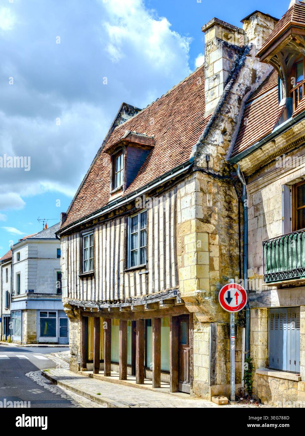 Edificio medievale del XV secolo in legno su rue de Guigné - Beaulieu-les-Loches, Indre-et-Loire (37), Francia. Foto Stock
