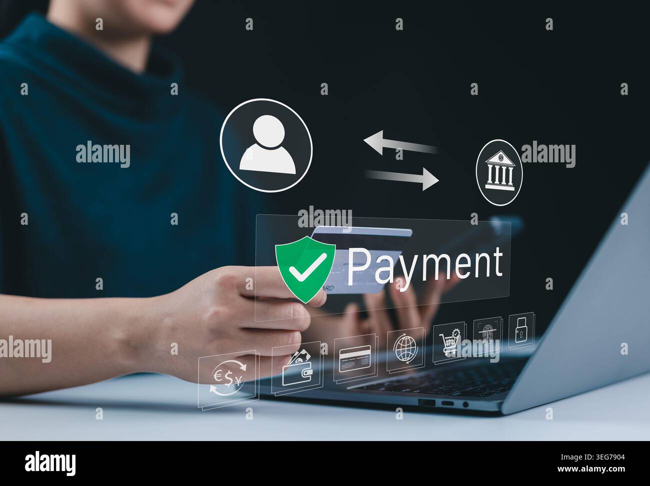Sistema di pagamento online sicuro e protezione delle transazioni con carta di credito. Persona che utilizza lo smartphone con icone di pagamento, banca e sicurezza Foto Stock