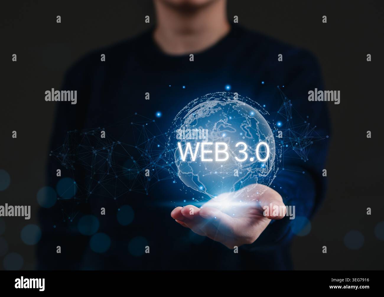 Web 3,0 concetto decentralizzato di Internet e rete digitale. Persona che detiene un globo globale con nodi dati connessi, tecnologia blockchain, online Foto Stock