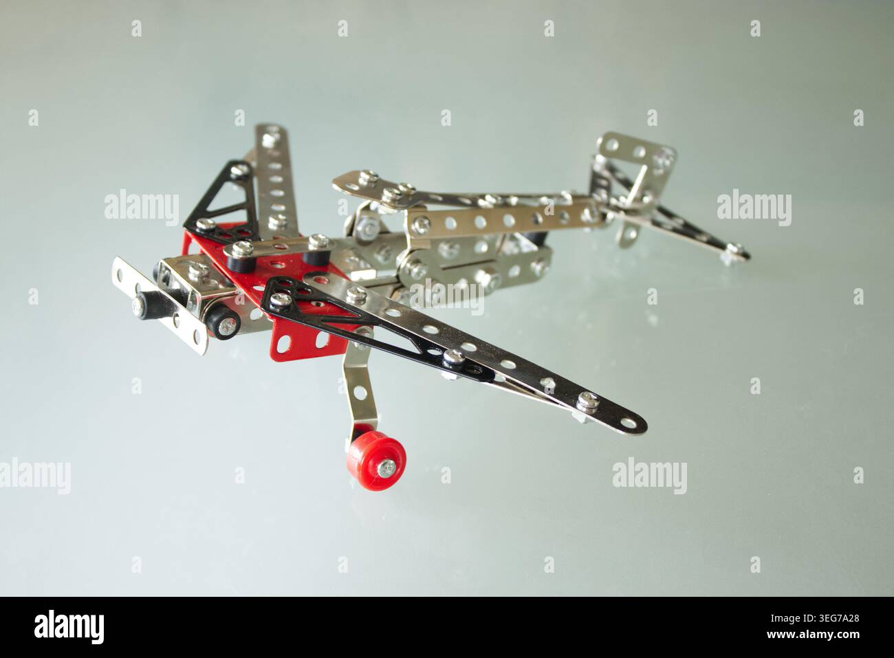 Modello di aeroplano giocattolo da costruzione in metallo su sfondo chiaro Foto Stock