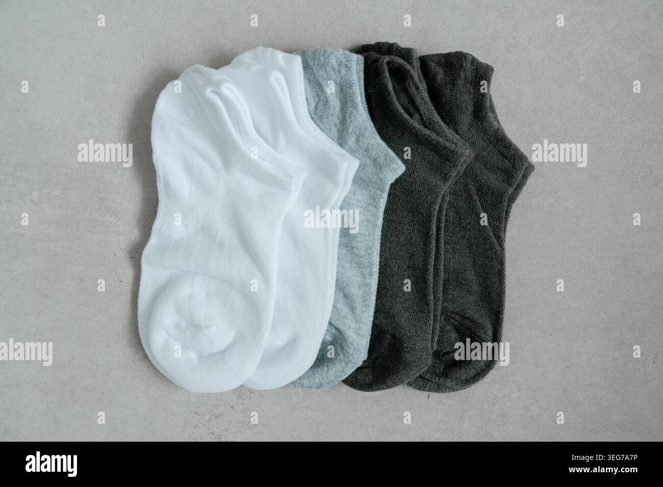 Composizione minima di calze casual in diverse tonalità. Adatto per la fotografia di abbigliamento e prodotti. Foto Stock