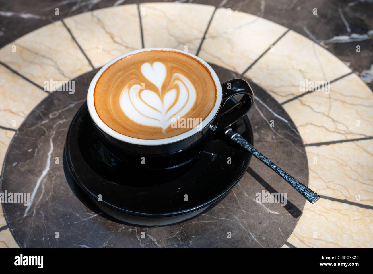 Latte di ottima fattura su un tavolo di marmo Foto Stock