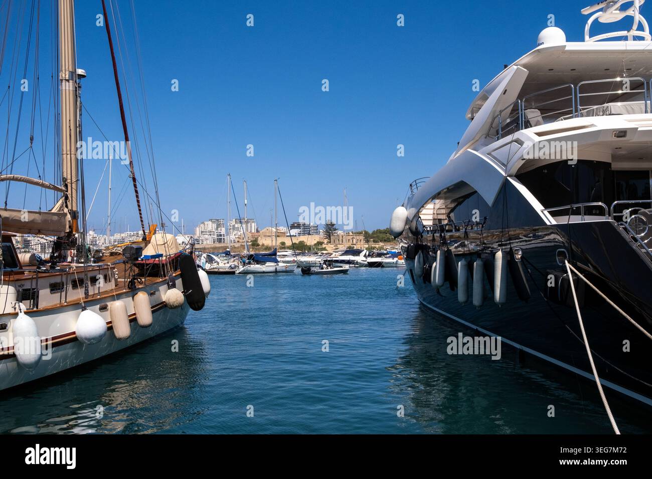 Vista dell'isola di Manoel da Ta Xbiex con yacht, barche a vela, ormeggi e mare Mediterraneo a Ta Xbiex, Malta, 5 agosto 2025. L'immagine viene visualizzata Foto Stock