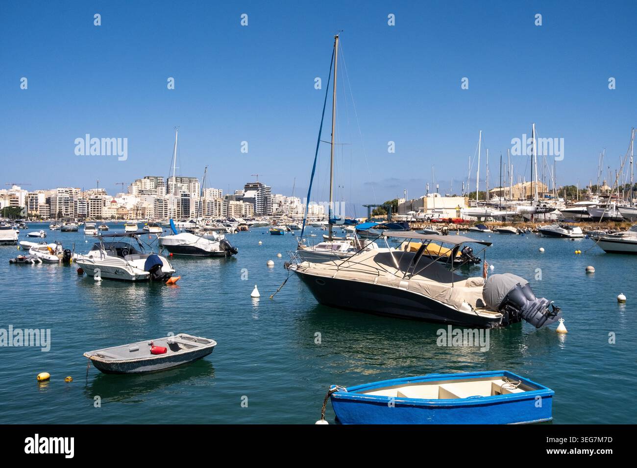 Vista dell'isola di Manoel e di Sliema da Ta Xbiex con yacht, barche a vela, ormeggi e mare Mediterraneo a Ta Xbiex, regione centrale, Malta, agosto Foto Stock