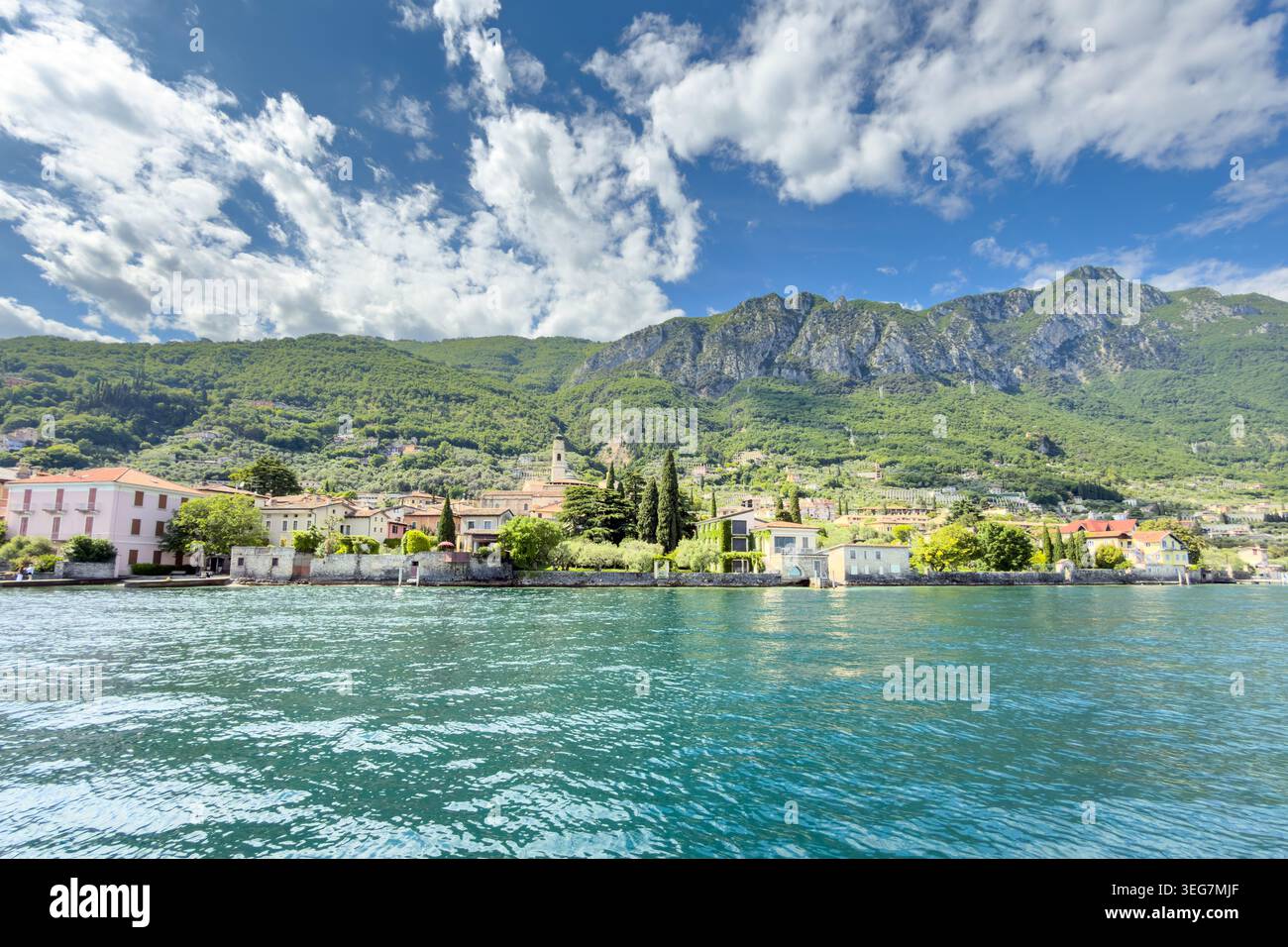 Edifici storici del villaggio di Gargnano adagiati sulle montagne sulle rive del Lago di Garda Foto Stock