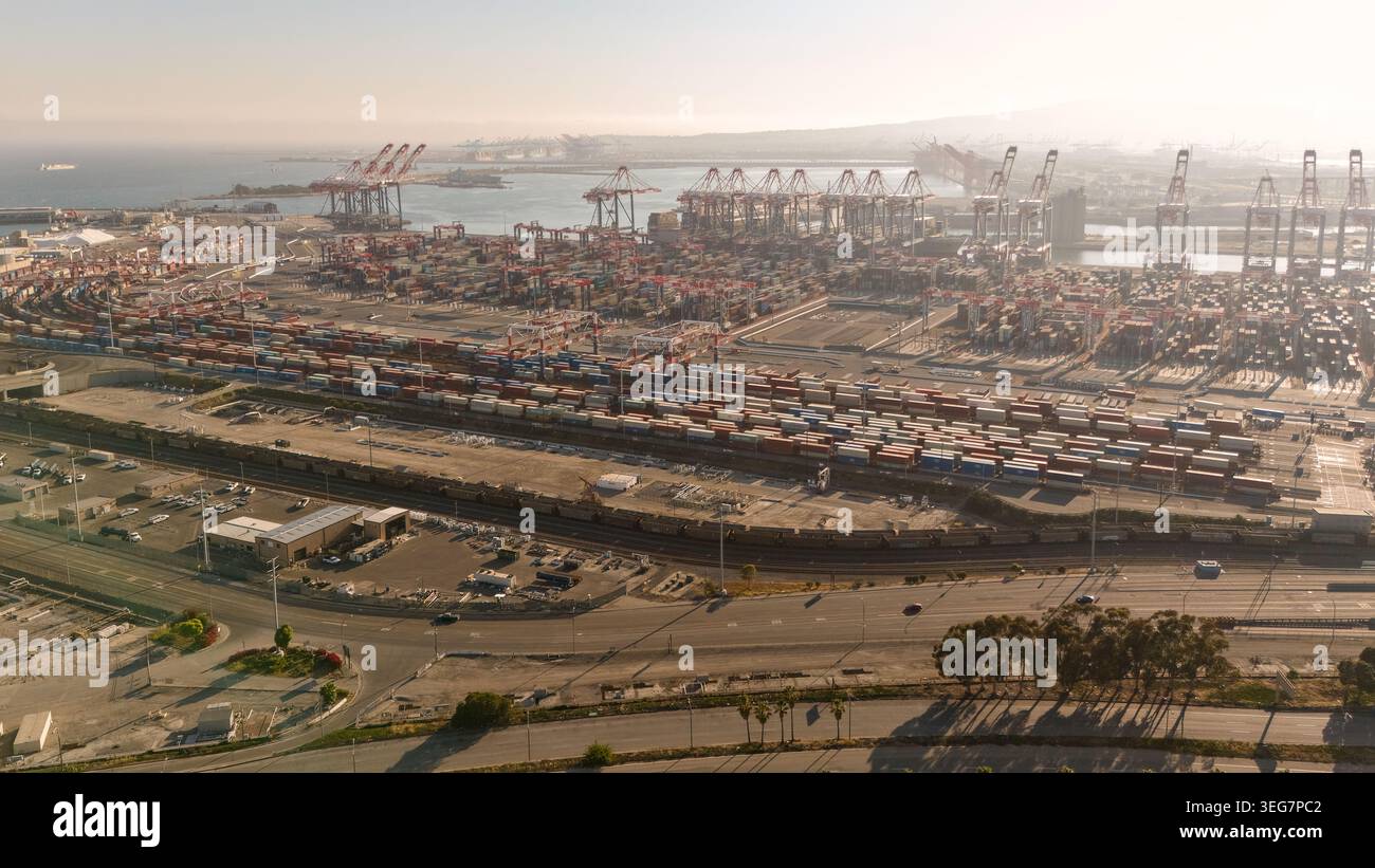 Panorama aereo degli impianti di trasporto marittimo di merci e di distribuzione Foto Stock