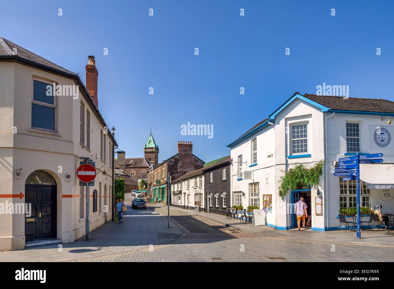 Abergavenny, Monmouthshire, Galles, Market Street in un bellissimo giorno d'estate, con il caffè Bean and Bread e la scuola di cucina Abergavenny Baker... Foto Stock