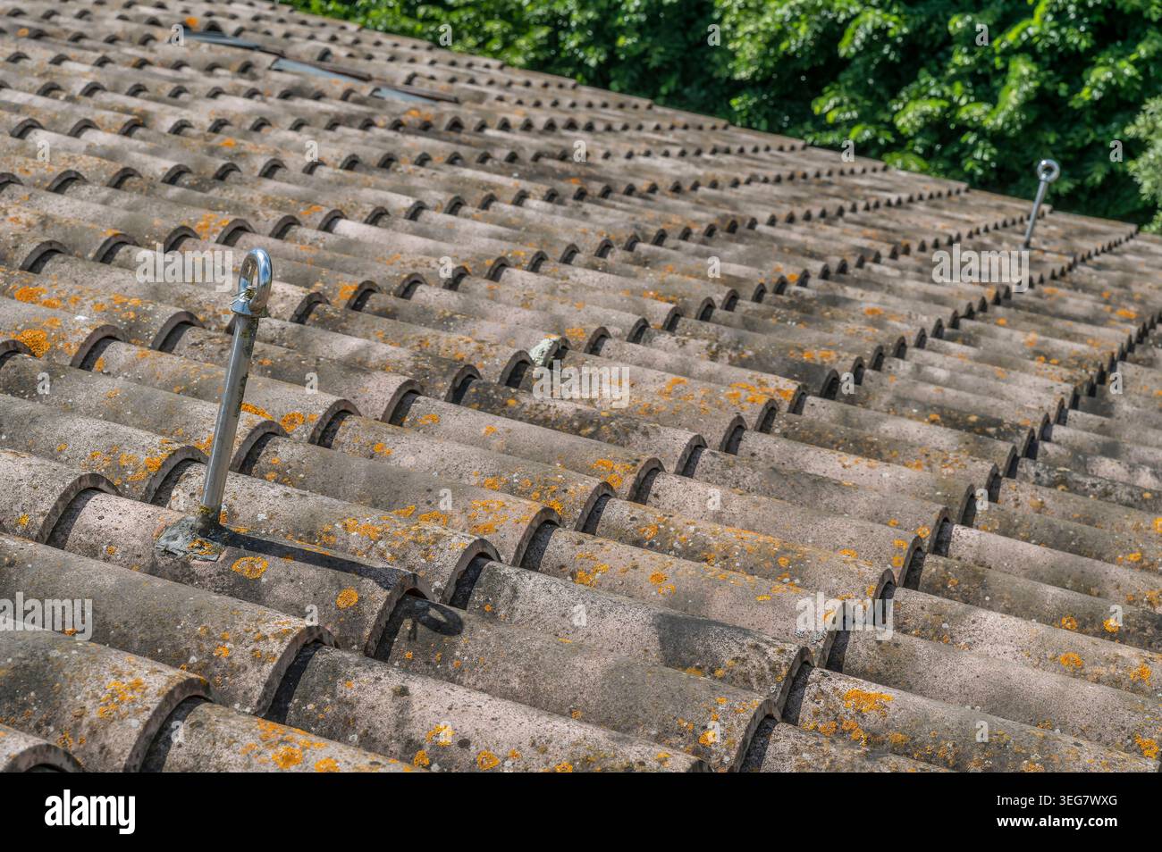 Due punti di ancoraggio inclinati sono stati installati su un tetto in tegole inclinate Foto Stock